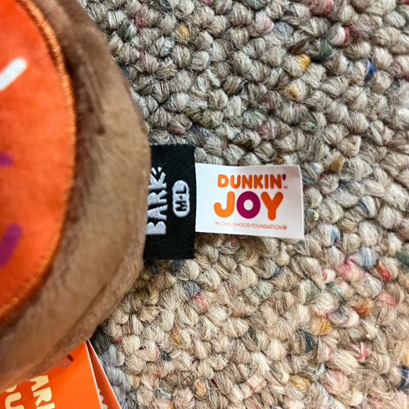 ๐ Dunkin Donuts x Bark Pumpkin Donut Scented Dog Toy - Picture 9 of 11